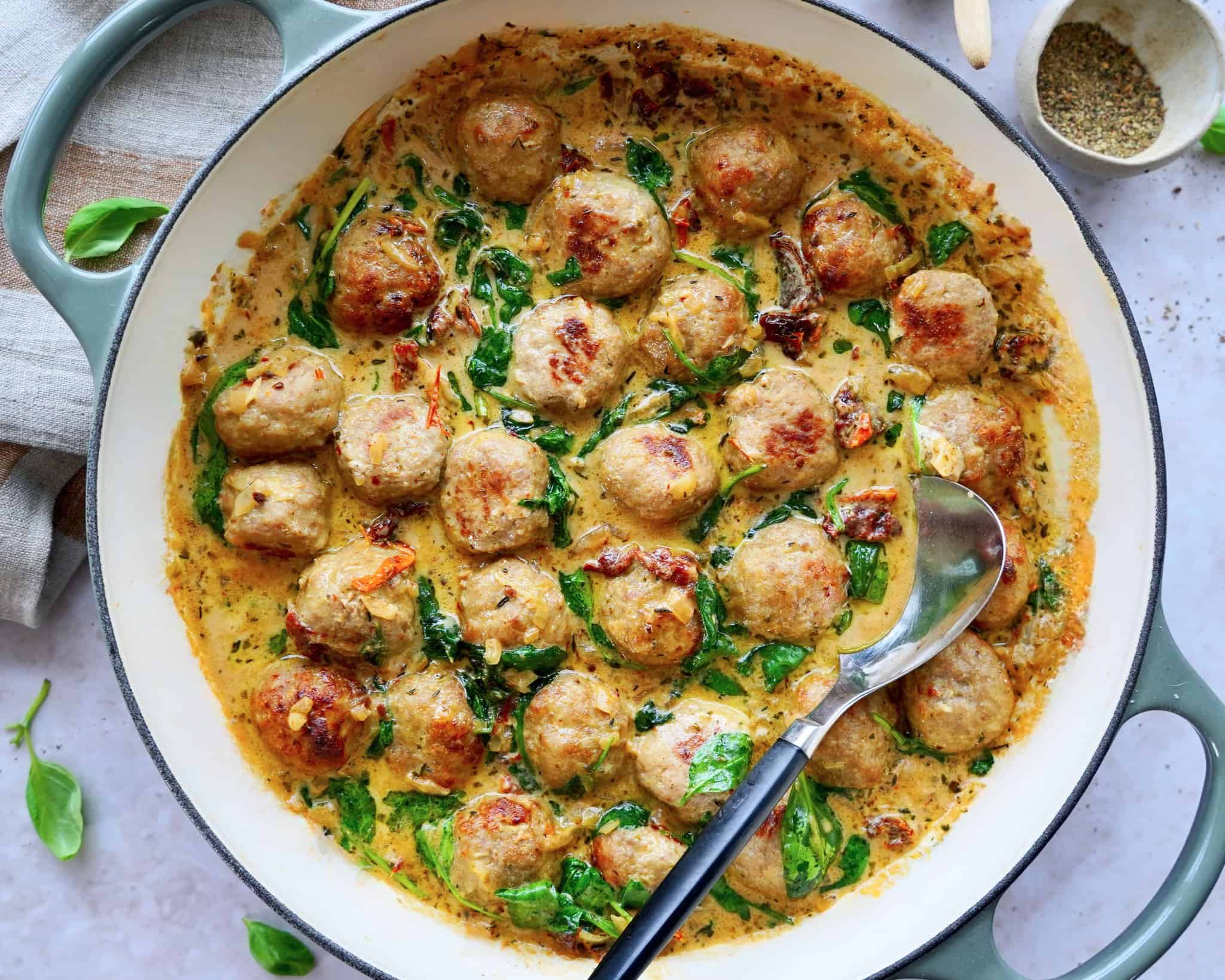 Marry me kødboller i cremet flødesauce med soltørrede tomater og parmesan.