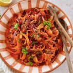 Asiatisk gulerodssalat med granatæblekerner, sesamfrø og lækker dressing.