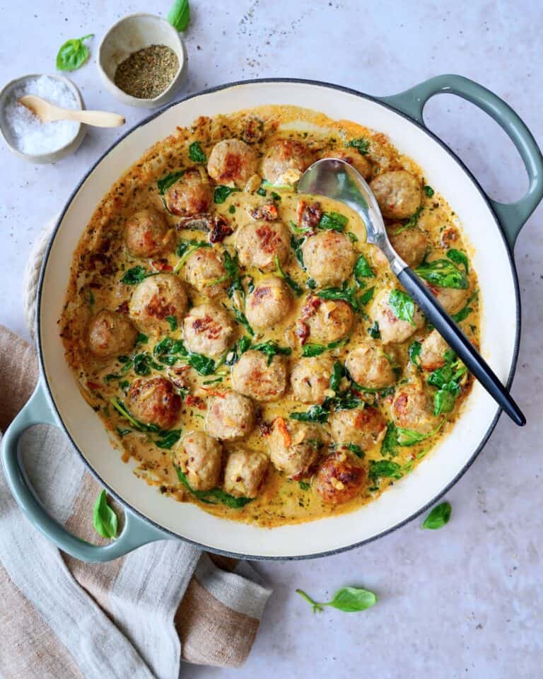 Marry me kødboller i cremet flødesauce med soltørrede tomater og parmesan.