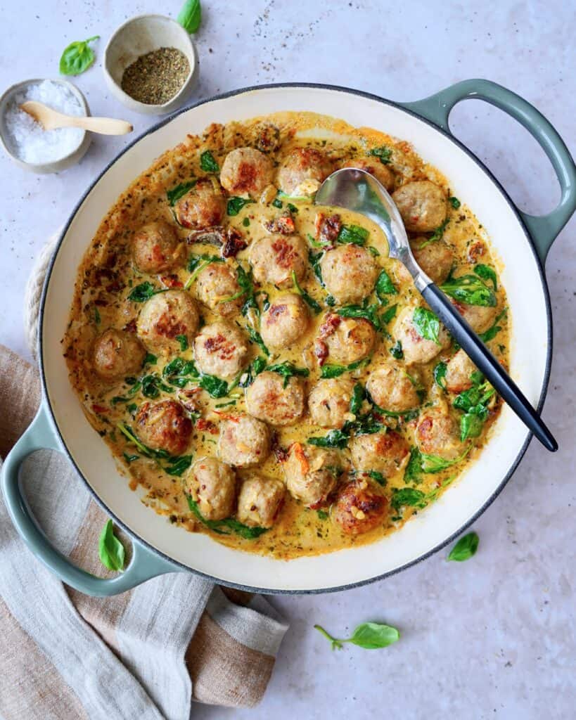 Marry me kødboller i cremet flødesauce med soltørrede tomater og parmesan.