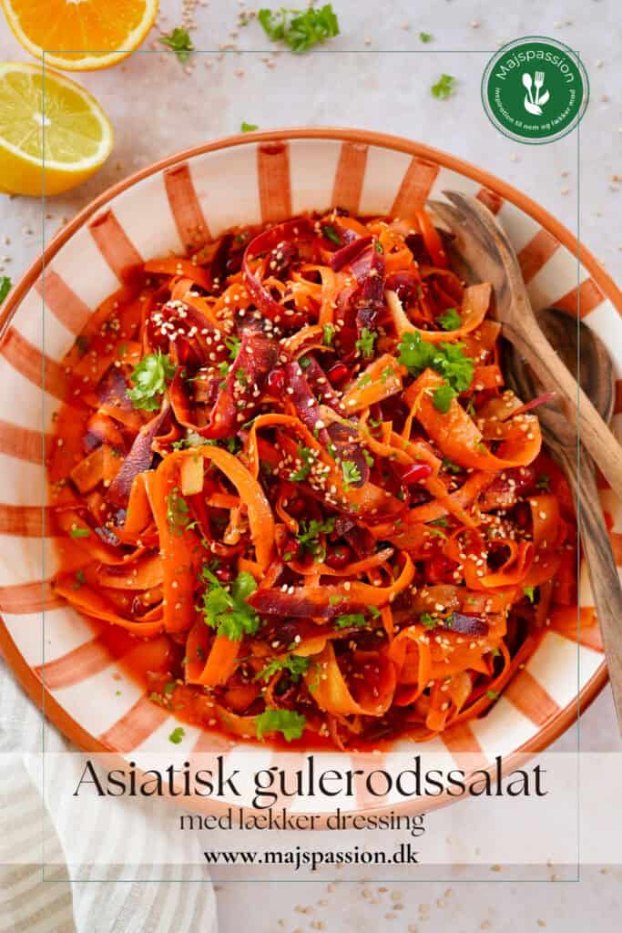 Asiatisk gulerodssalat med granatæblekerner, sesamfrø og lækker dressing.