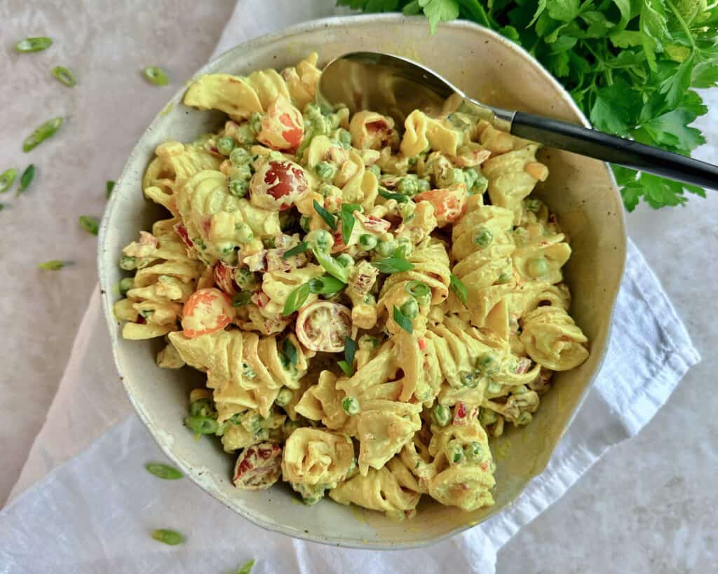 Pastasalat med cremet karrydressing.