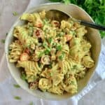 Pastasalat med cremet karrydressing.