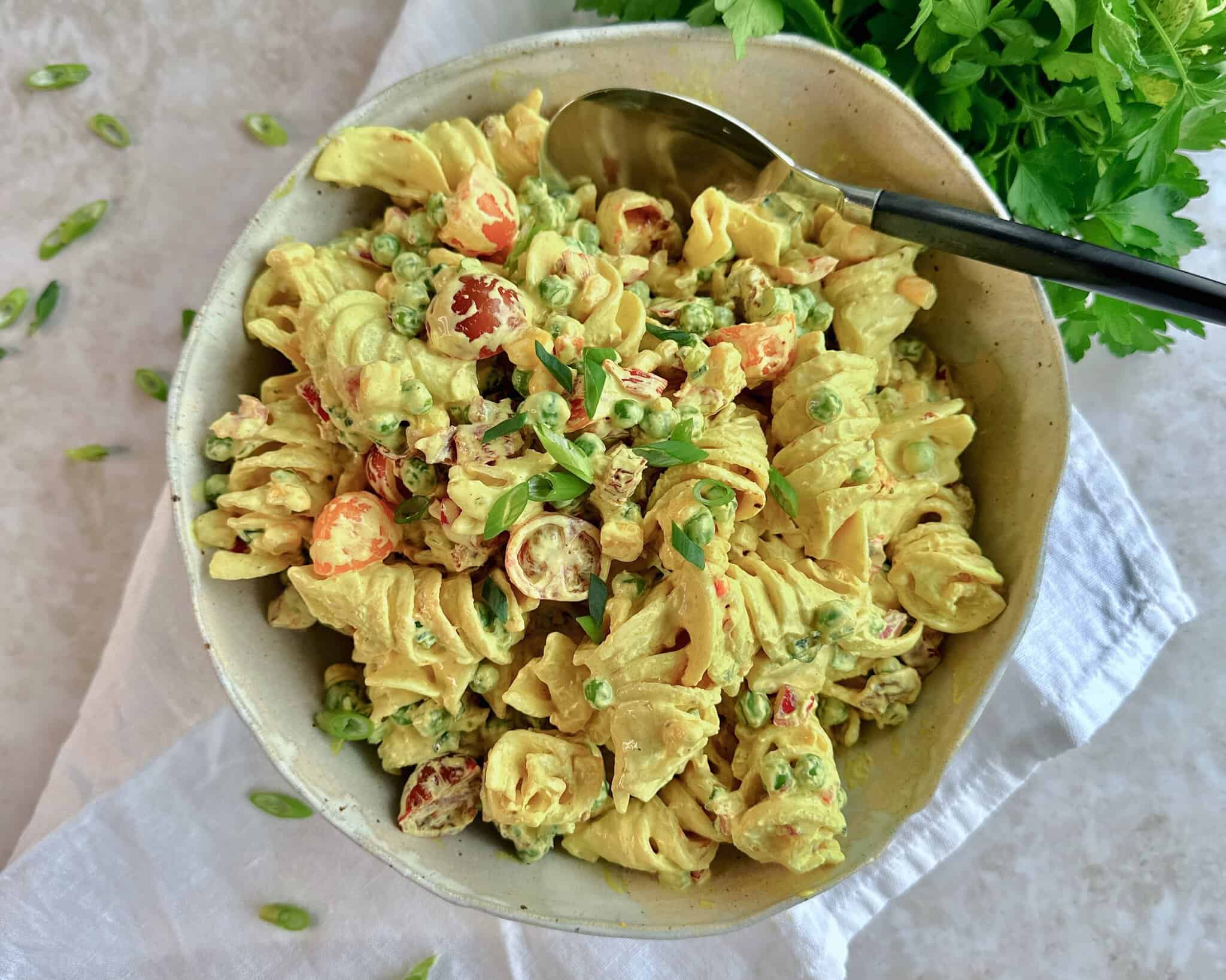 Pastasalat med cremet karrydressing.