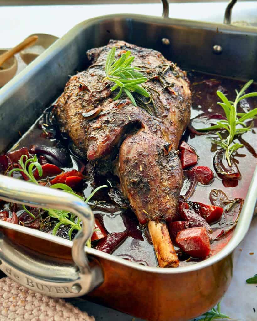 Lammekølle - Langtidsstegt lammebov i ovn med rødvin.