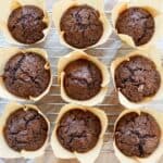 Chokolademuffins - Hjemmelavede svampede muffins med chokolade.
