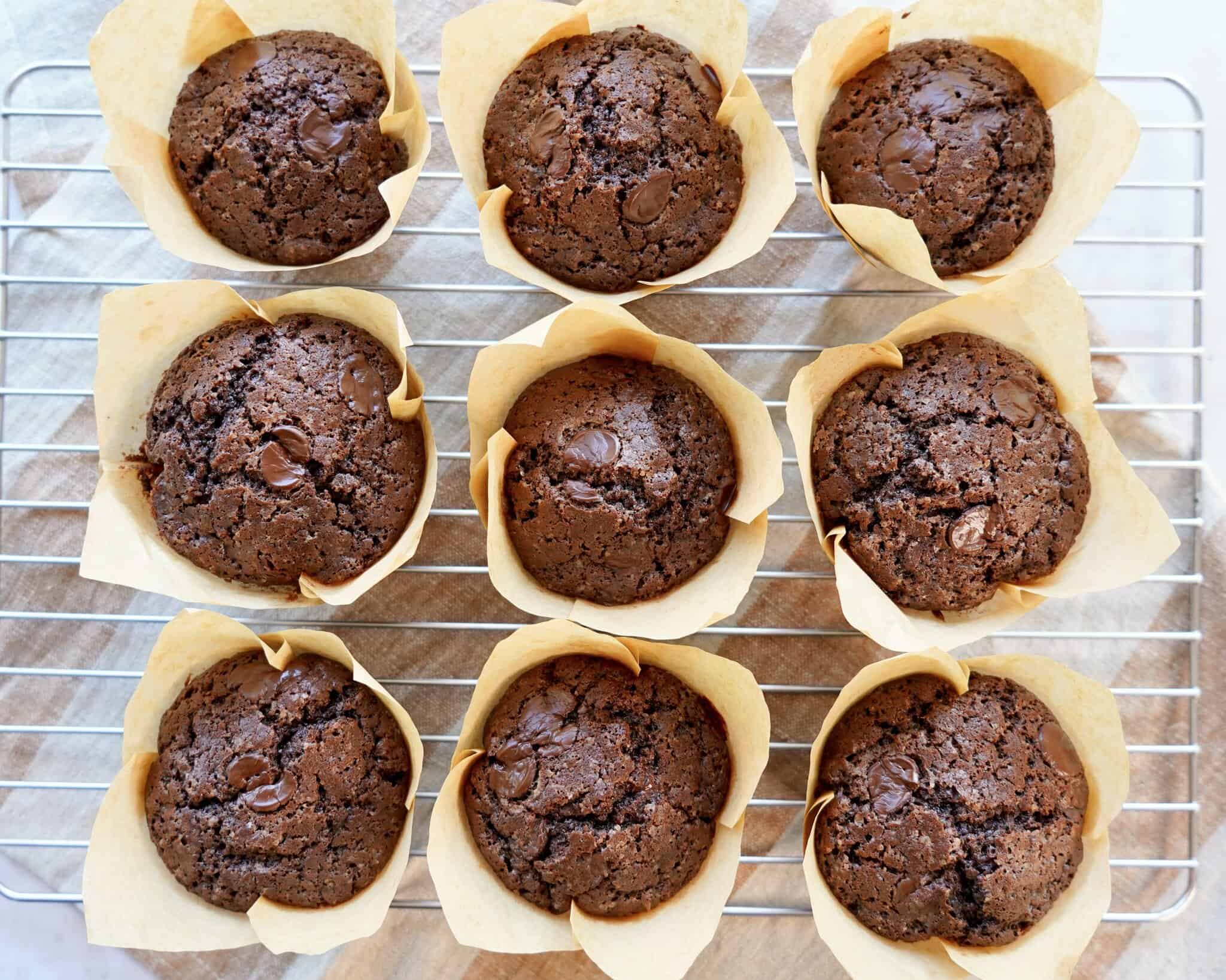 Chokolademuffins - Hjemmelavede svampede muffins med chokolade.