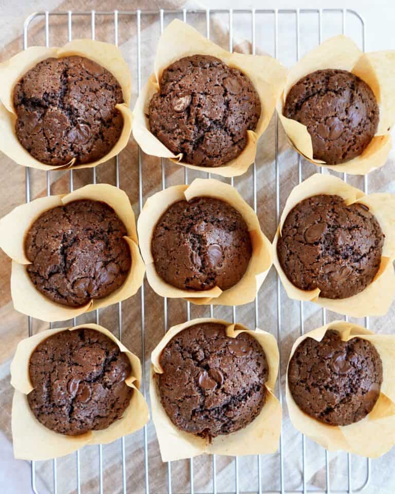 Chokolademuffins - Hjemmelavede svampede muffins med chokolade.
