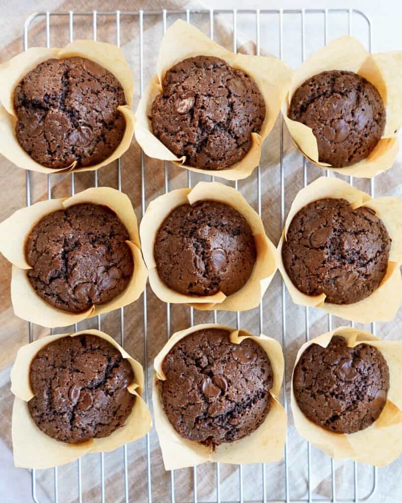 Chokolademuffins - Hjemmelavede svampede muffins med chokolade.