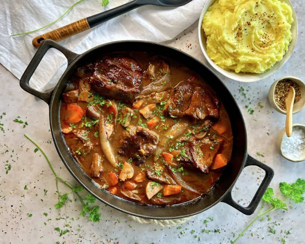 Braiseret nakkefilet med rødvin og grøntsager.