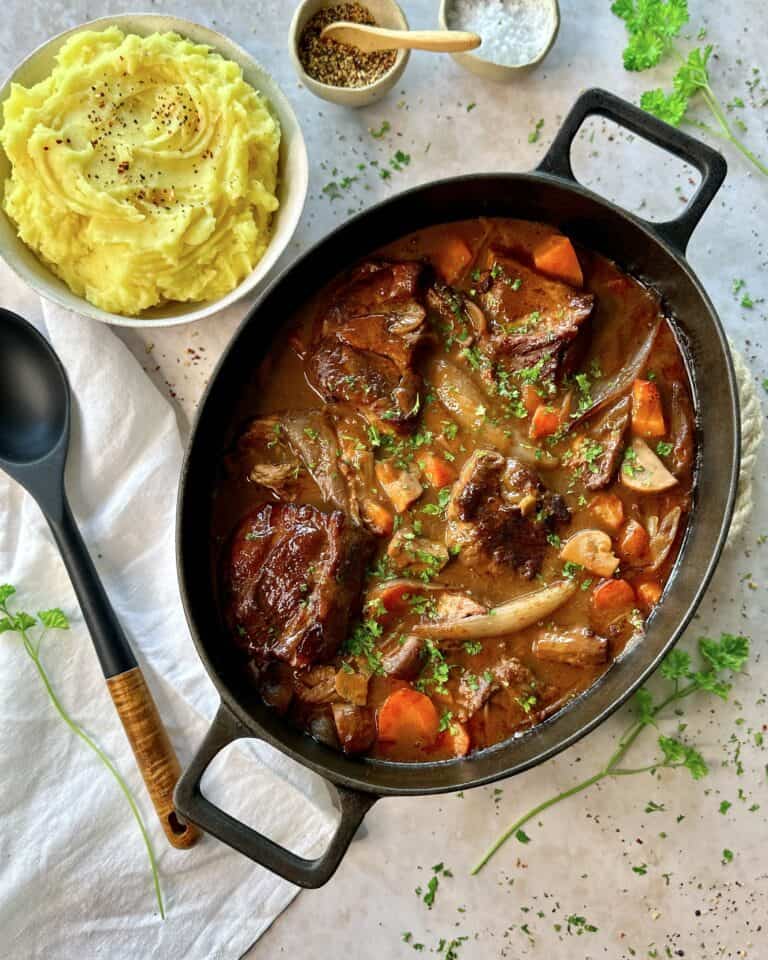 Braiseret nakkefilet med rødvin og grøntsager.