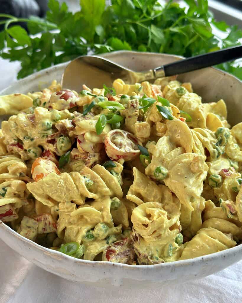 Pastasalat med cremet karrydressing.