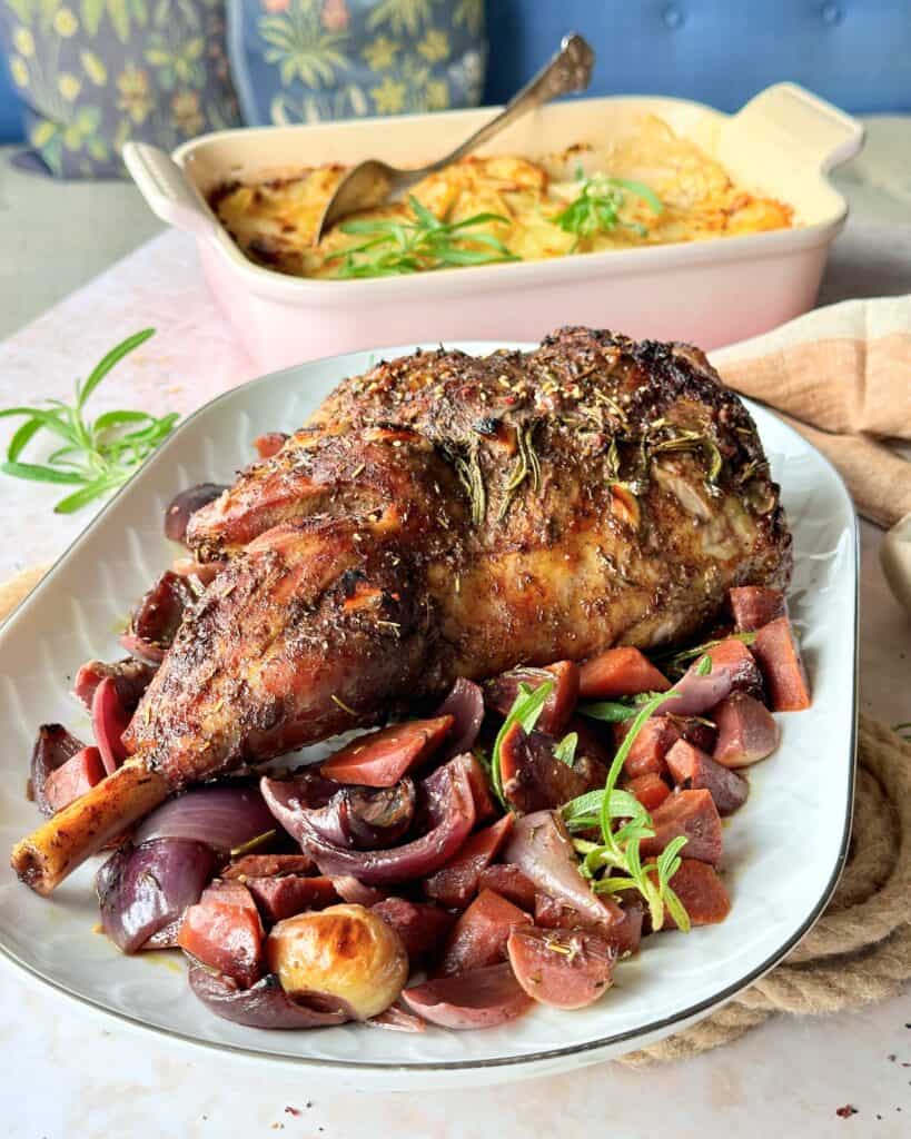 Lammekølle - Langtidsstegt lammebov i ovn med rødvin.