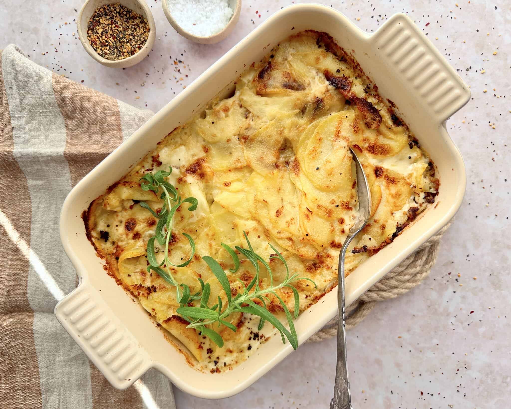 Flødekartofler - Hjemmelavede klassiske flødekartofler.