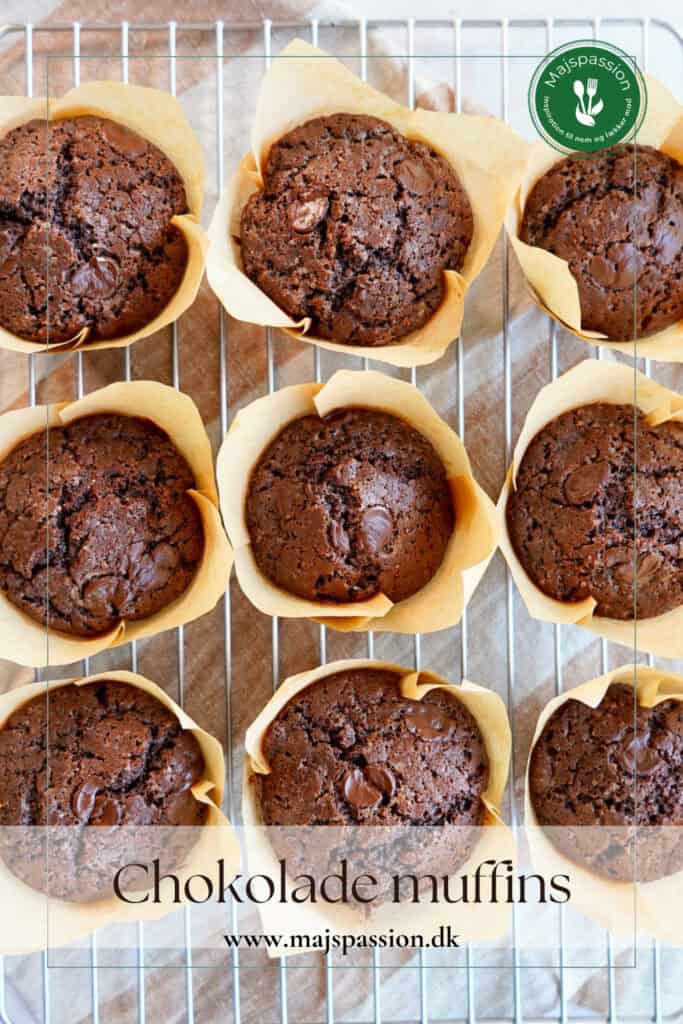 Chokolademuffins - Hjemmelavede svampede muffins med chokolade.