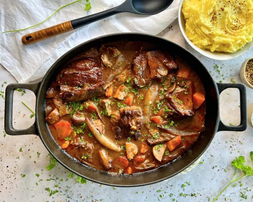 Braiseret nakkefilet med rødvin og grøntsager.