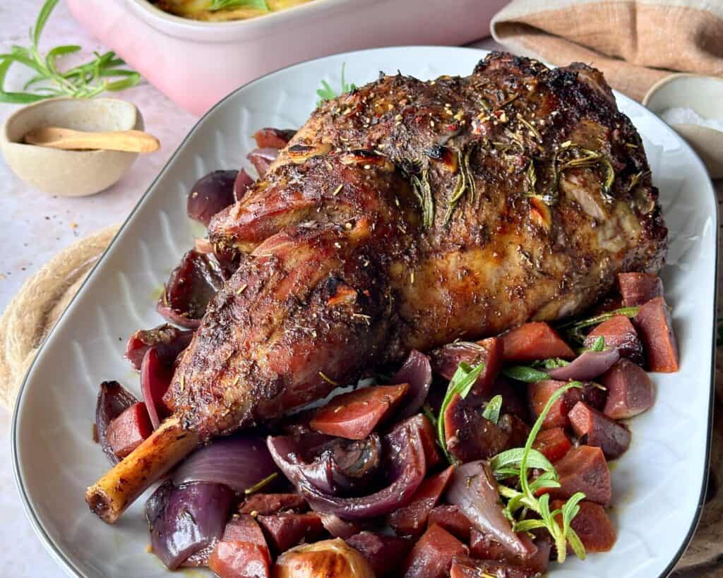 Lammekølle - Langtidsstegt lammebov i ovn med rødvin.