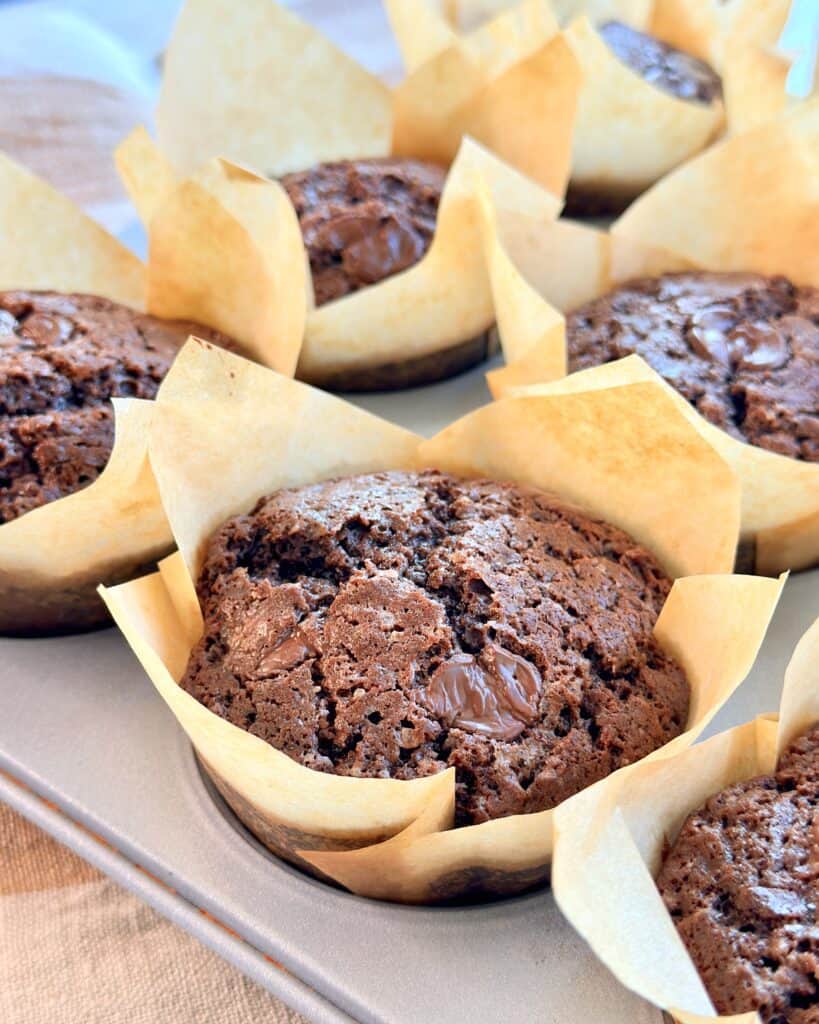 Chokolademuffins - Hjemmelavede svampede muffins med chokolade.