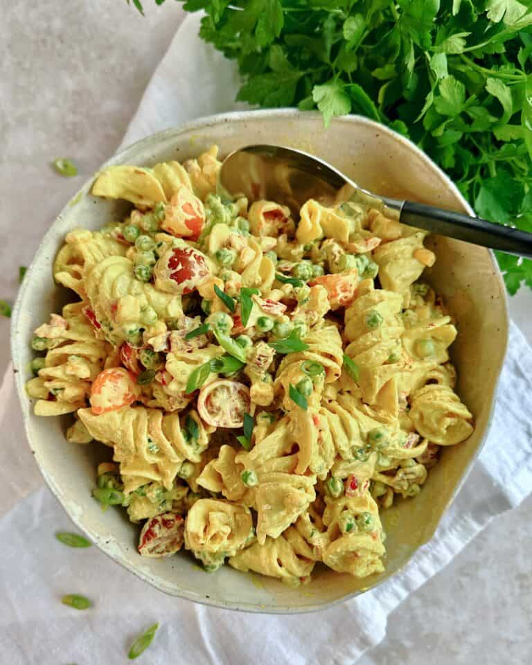 Pastasalat med cremet karrydressing.