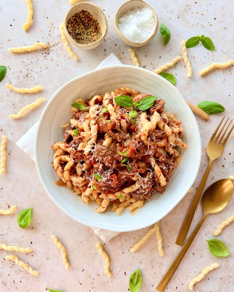 Ragu - En Italiensk gryderet med langtidssimret oksebov eller oksetykkam.