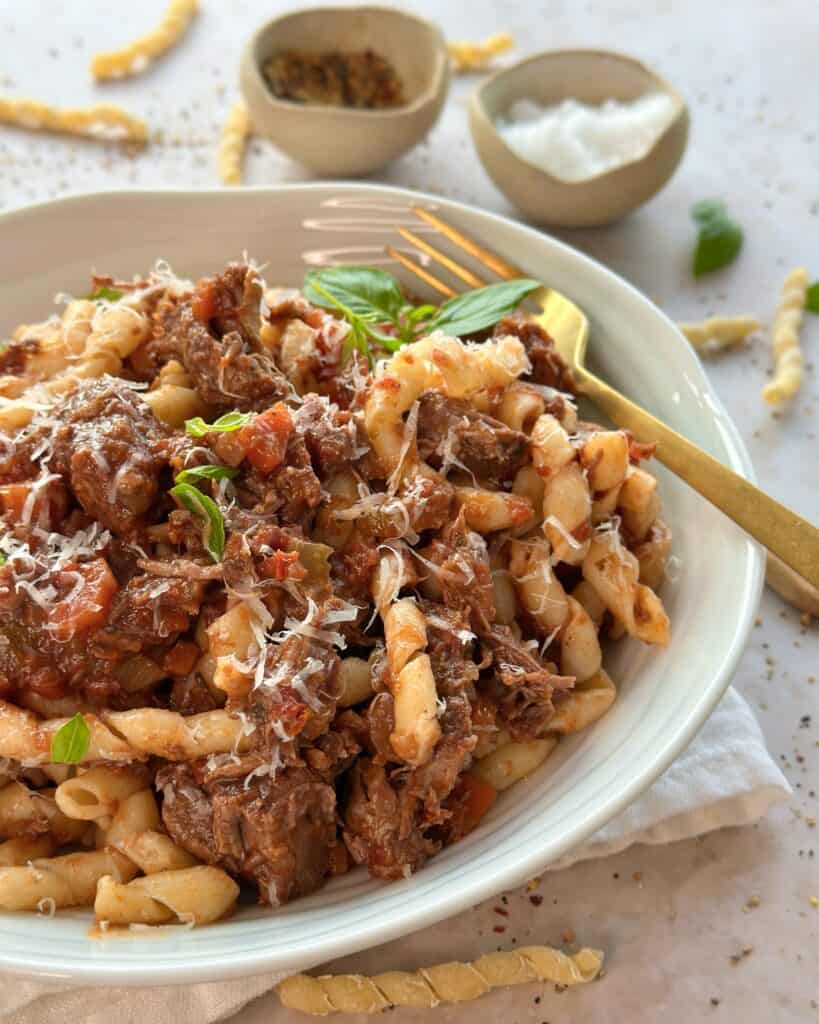 Ragu - En Italiensk gryderet med langtidssimret oksebov eller oksetykkam.