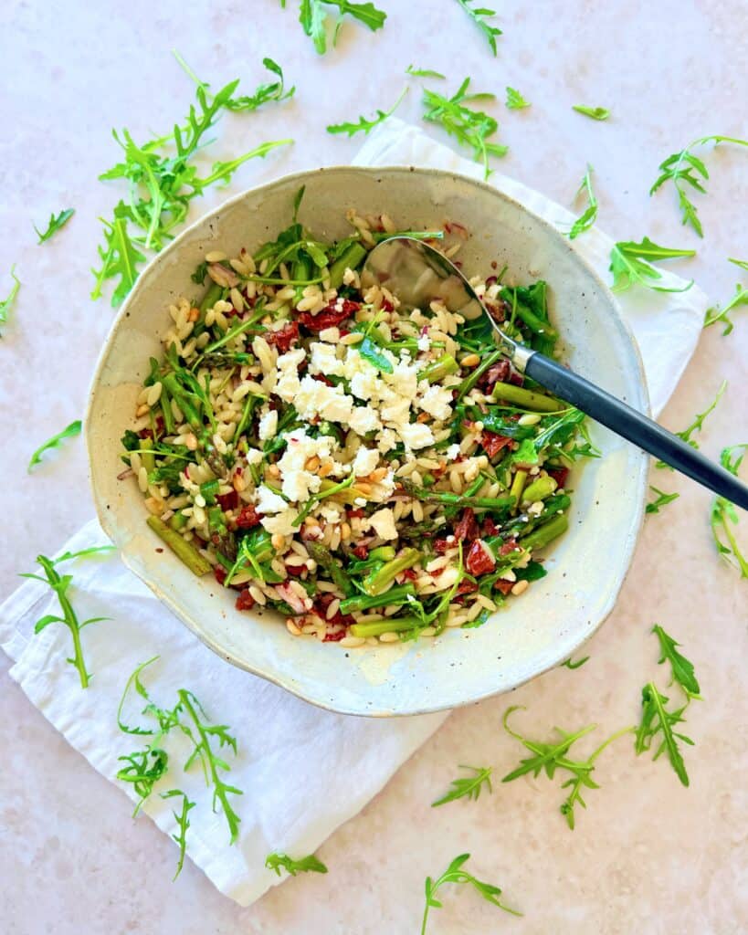 Pastasalat med orzo pasta, grønne asparges og feta
