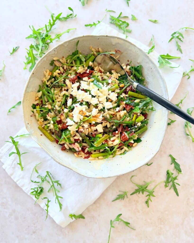Orzo pasta salat med grønne bønner og feta