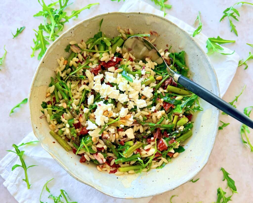 Pastasalat med orzo pasta, grønne asparges og feta