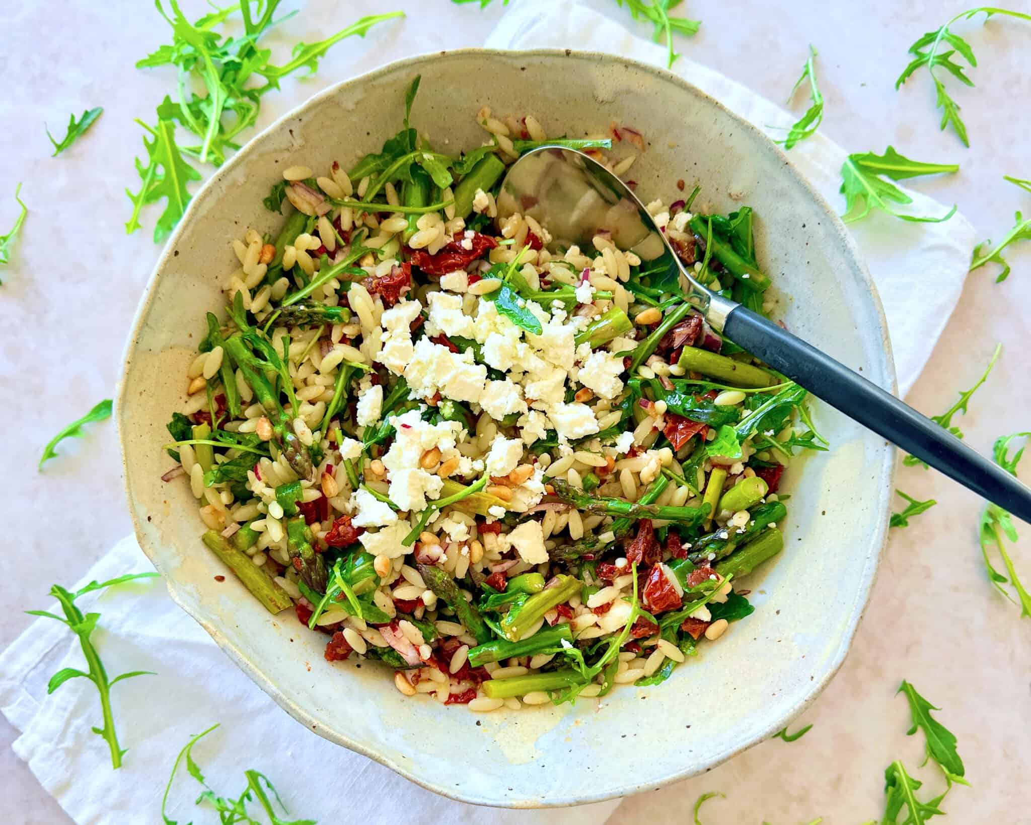 Pastasalat med orzo pasta, grønne asparges og feta