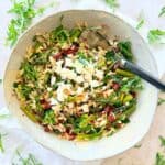 Orzo pasta salat med grønne bønner og feta