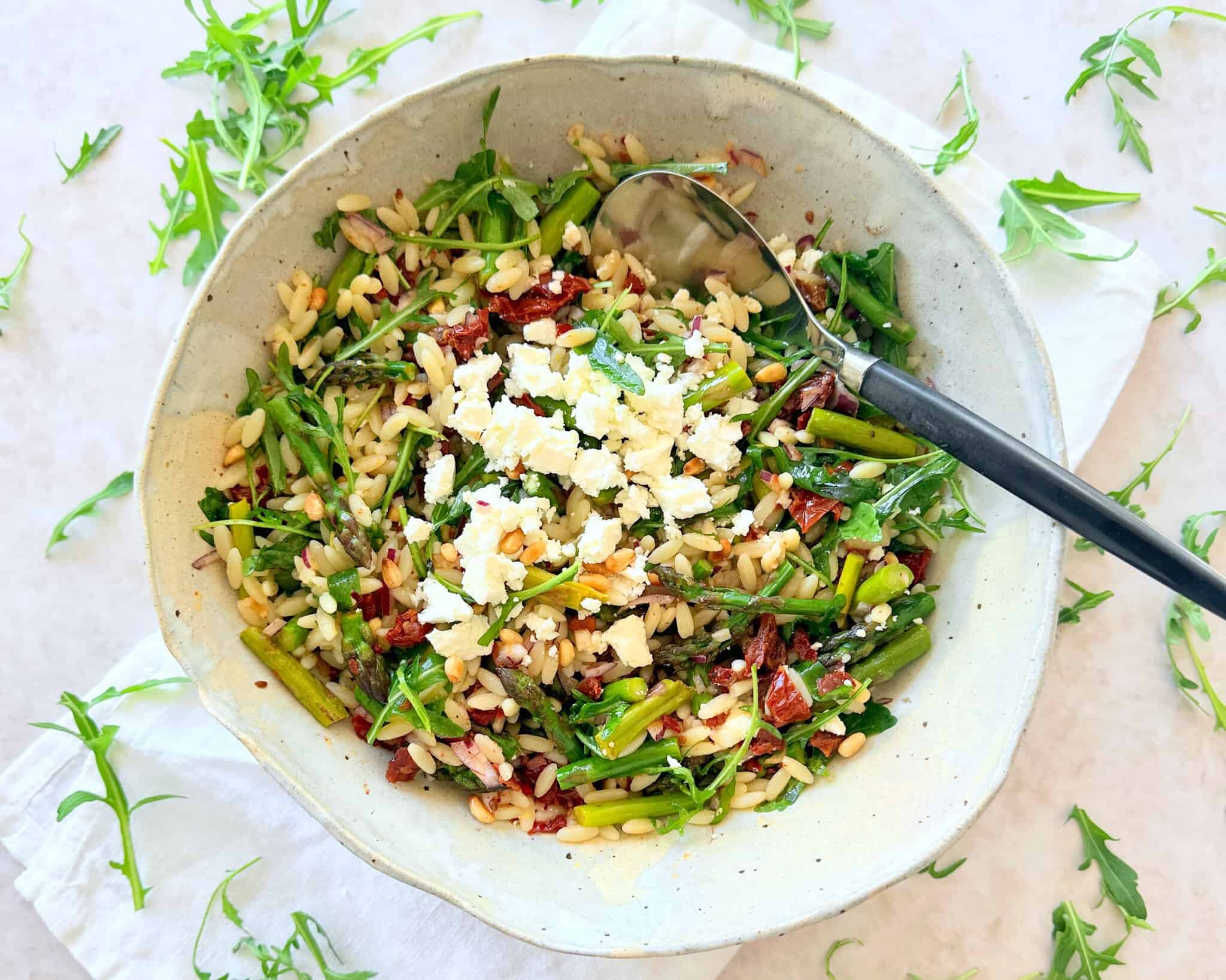Orzo pasta salat med grønne bønner og feta
