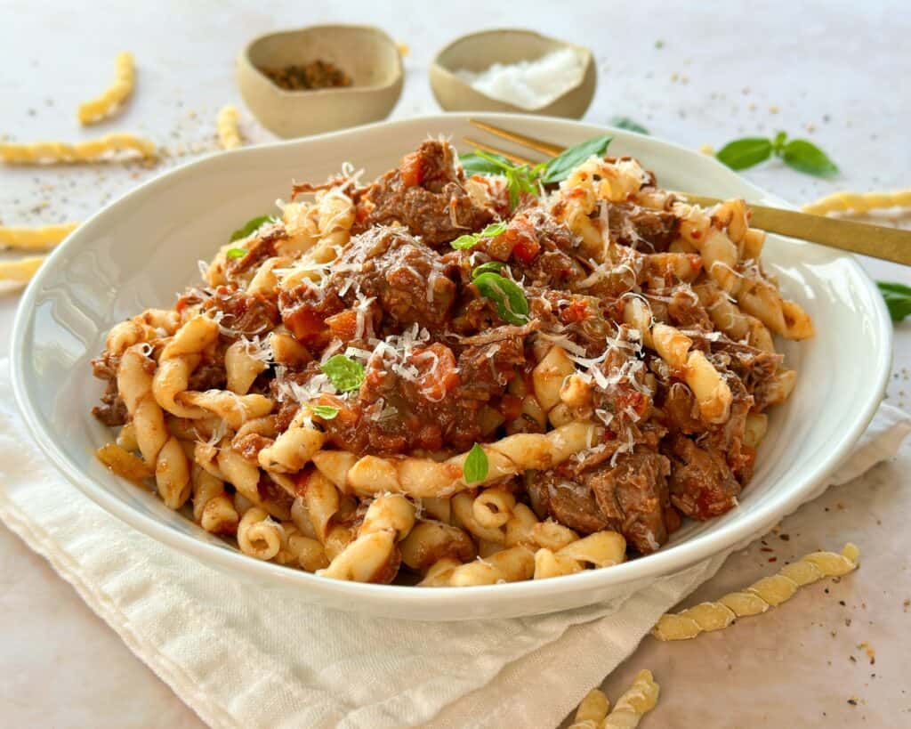 Ragu - En Italiensk gryderet med langtidssimret oksebov eller oksetykkam.