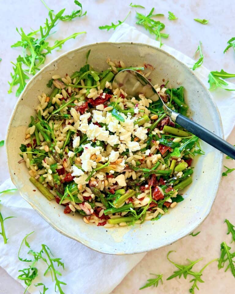 Pastasalat med orzo pasta, grønne asparges og feta