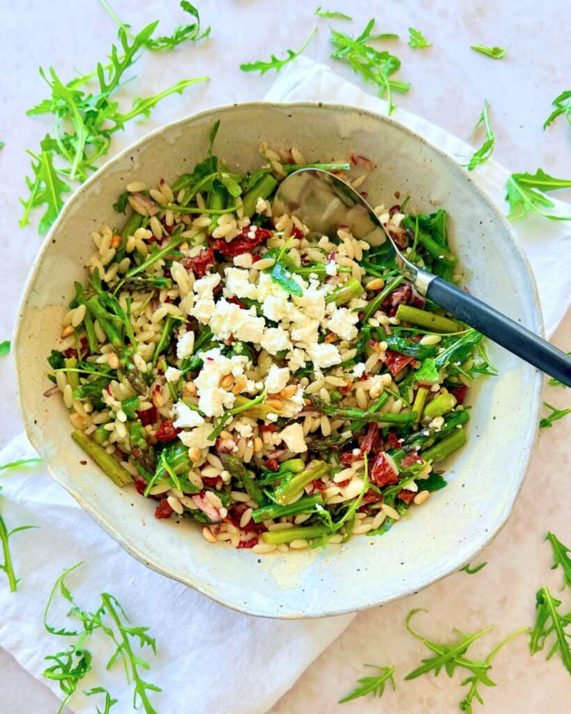 Pastasalat med orzo pasta, grønne asparges og feta