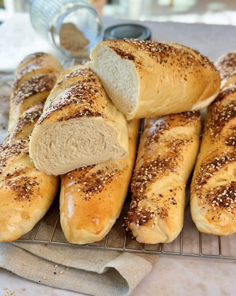 Bløde flutes med sprød overflade og saftigt indre, perfekte til morgenmad eller brunch.