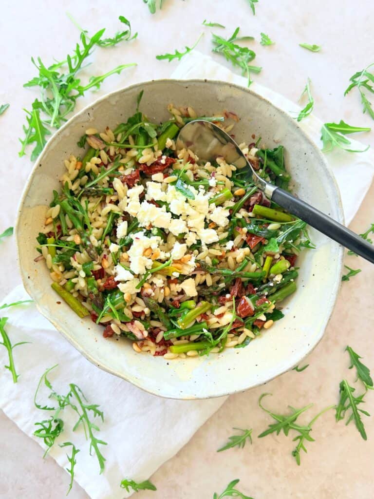 Orzo pasta salat med grønne bønner og feta