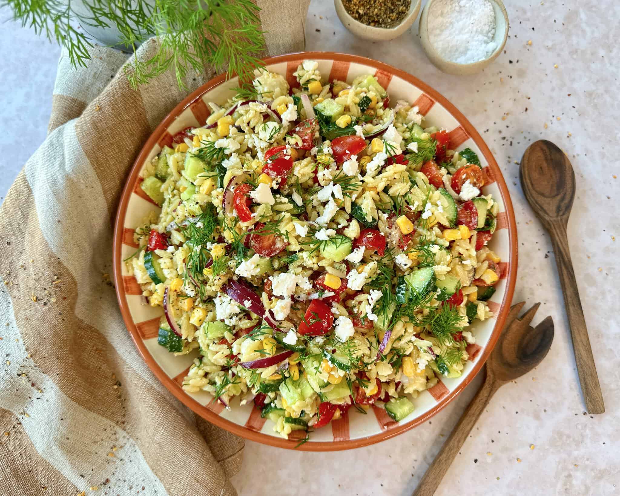 Græsk orzo pastasalat