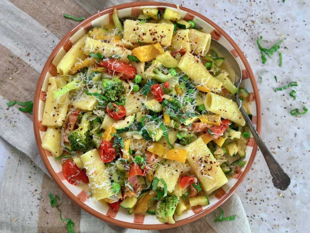 Pasta primavera - vegetarisk pastaret med sommergrønt