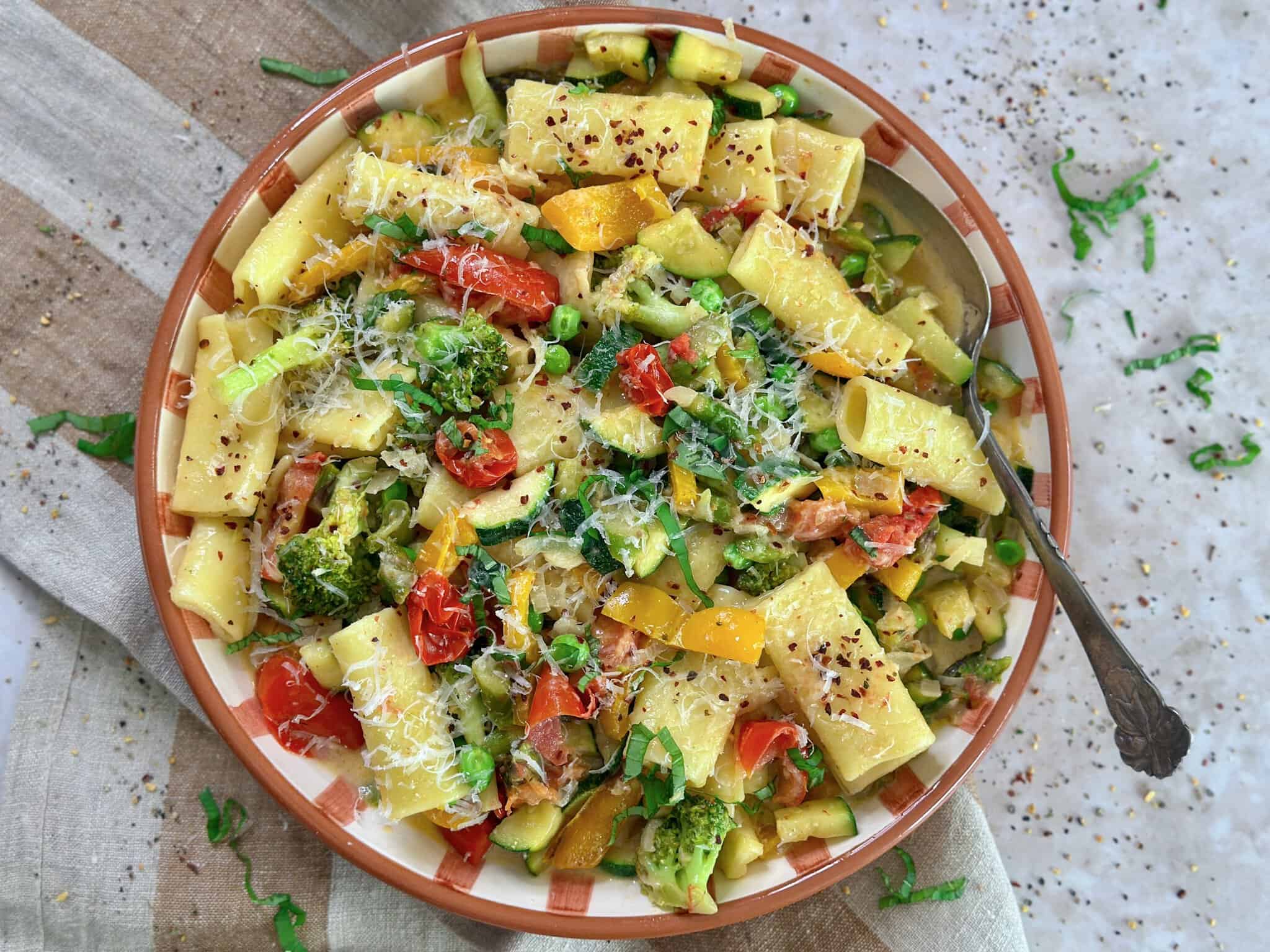 Pasta primavera - vegetarisk pastaret med sommergrønt