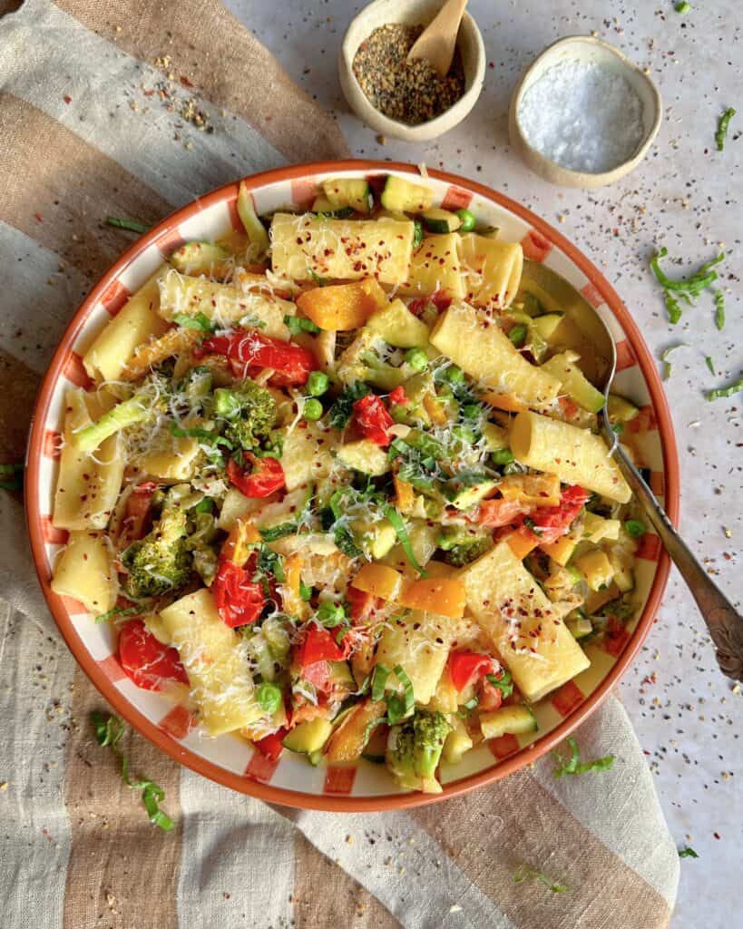 Pasta primavera - vegetarisk pastaret med sommergrønt