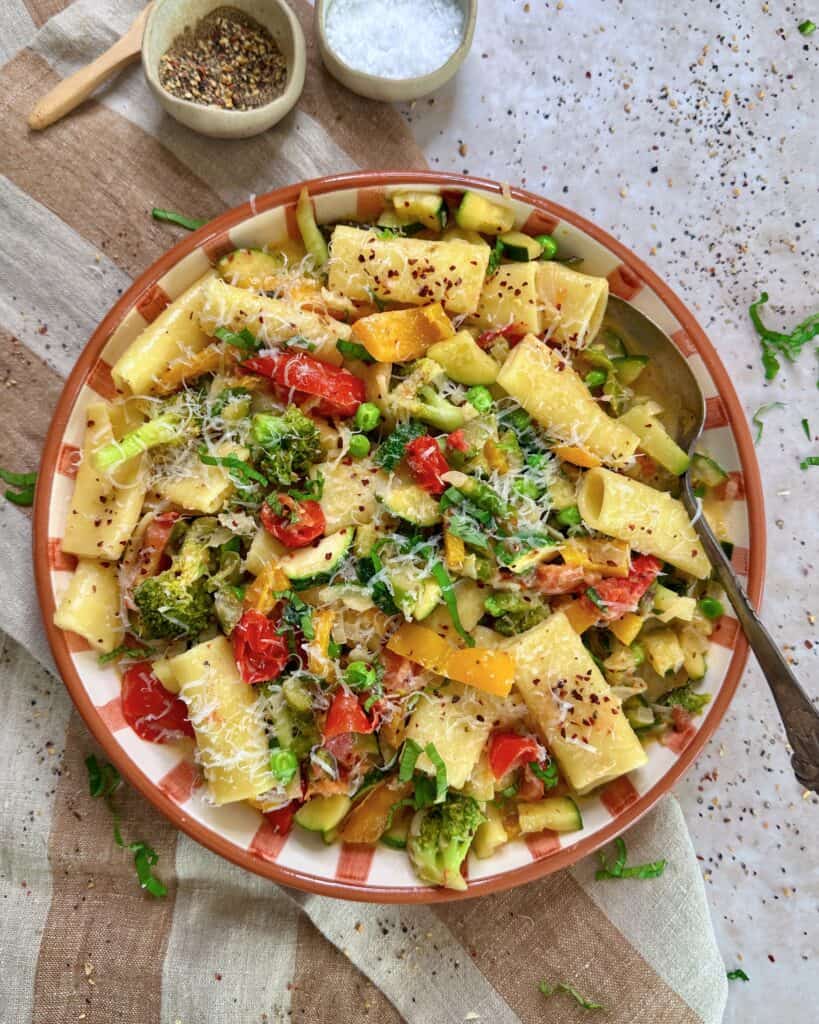 Pasta primavera - vegetarisk pastaret med sommergrønt