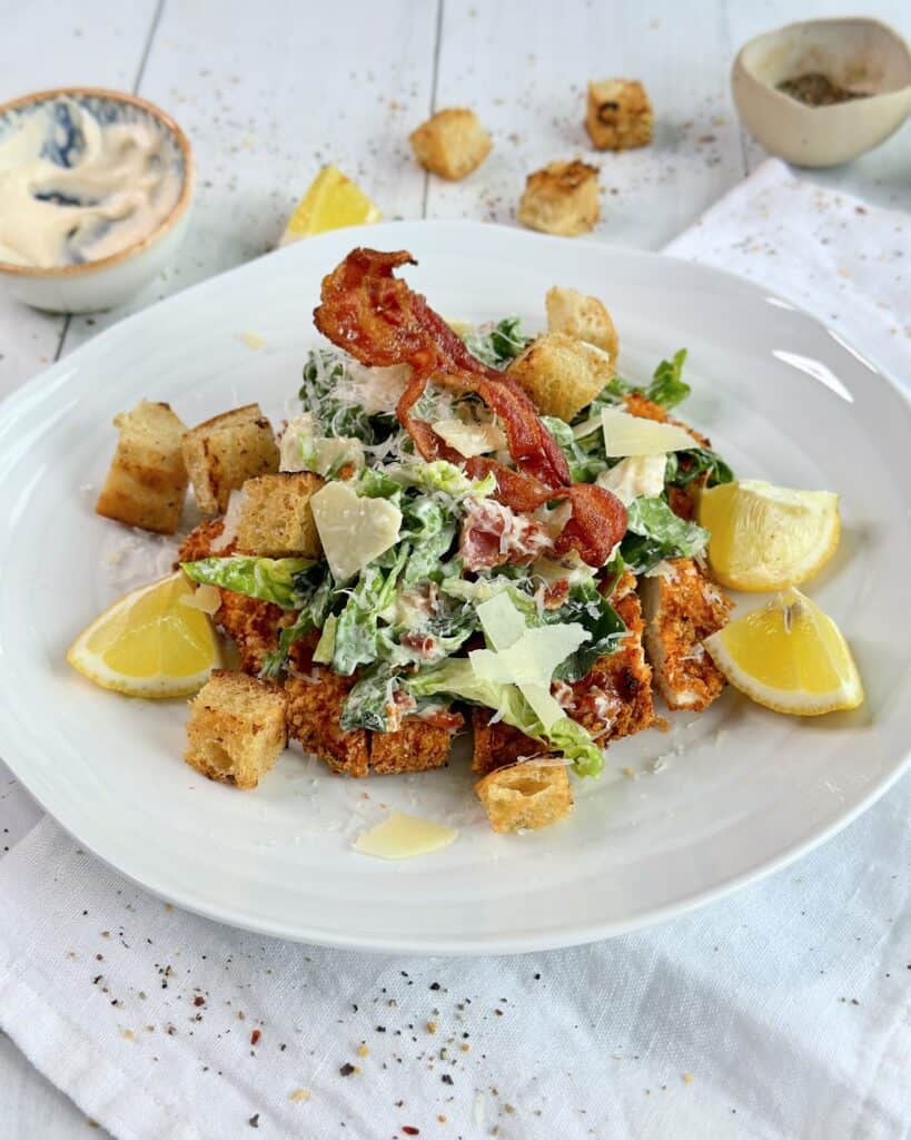 Cæsarsalat med crispy chicken