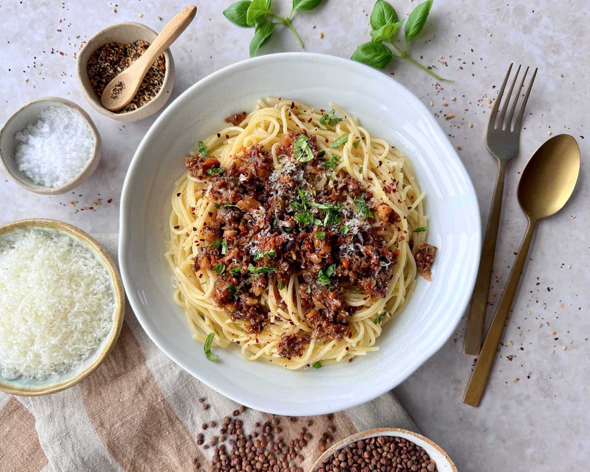 Vegetar bolognese - Hjemmelavet bolognese med linser og grøntsager.