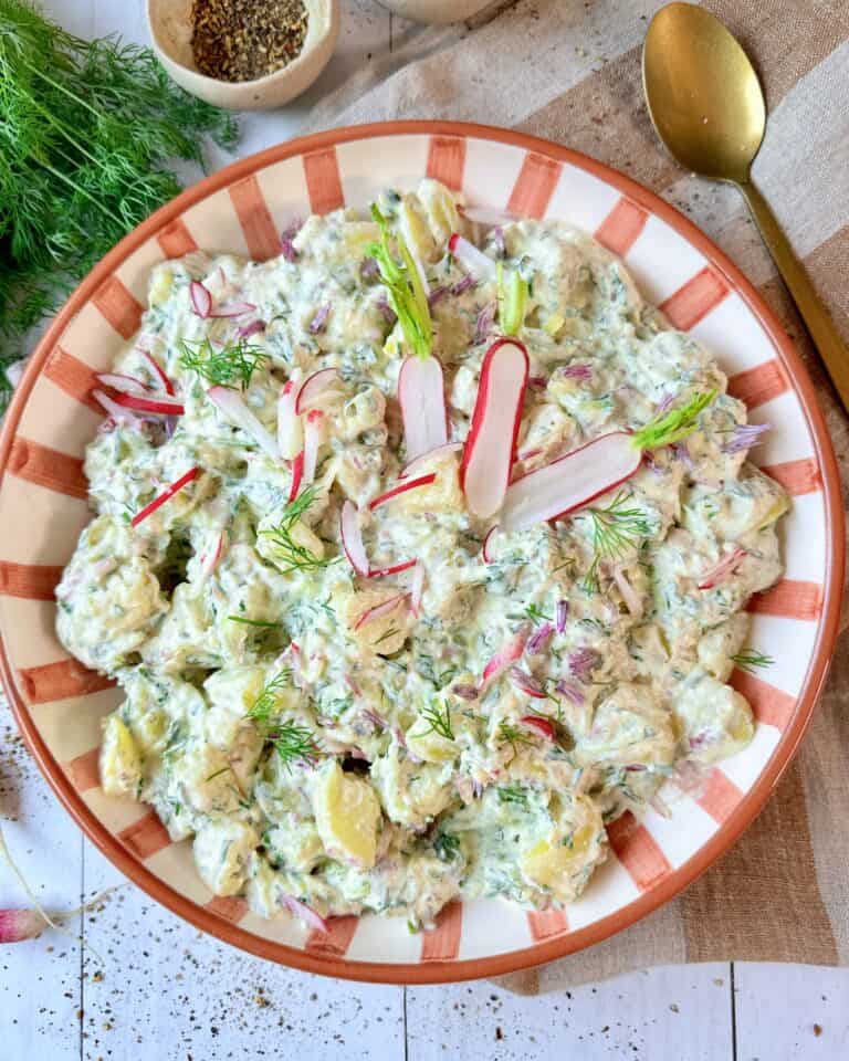 Cremet kartoffelsalat med agurk og radiser i creme fraichedressing med dild og purløg.