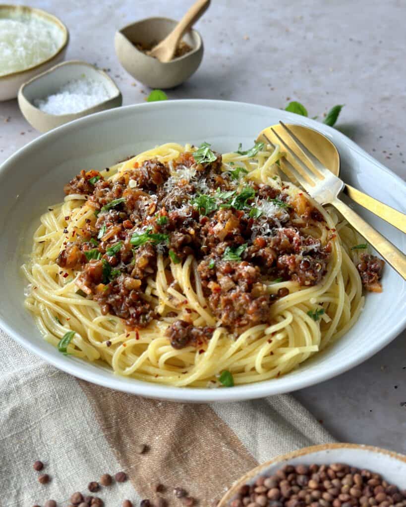 Vegetar bolognese - Hjemmelavet bolognese med linser og grøntsager.