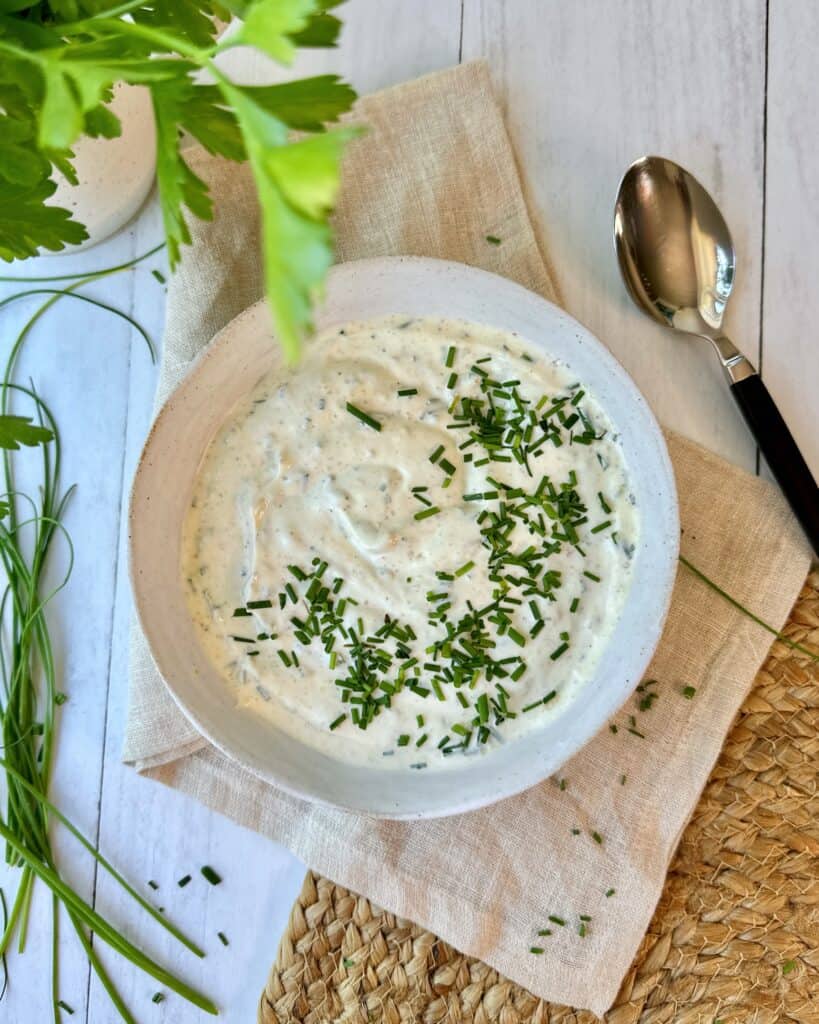 Hjemmelavet creme fraiche dressing med løg og purløg.