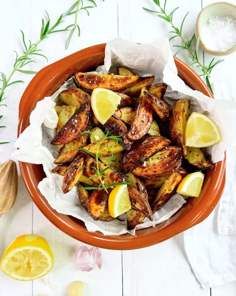 Græske kartofler tilberedt i ovn eller airfryer.