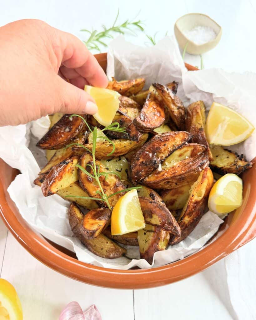 Græske kartofler tilberedt i ovn eller airfryer.
