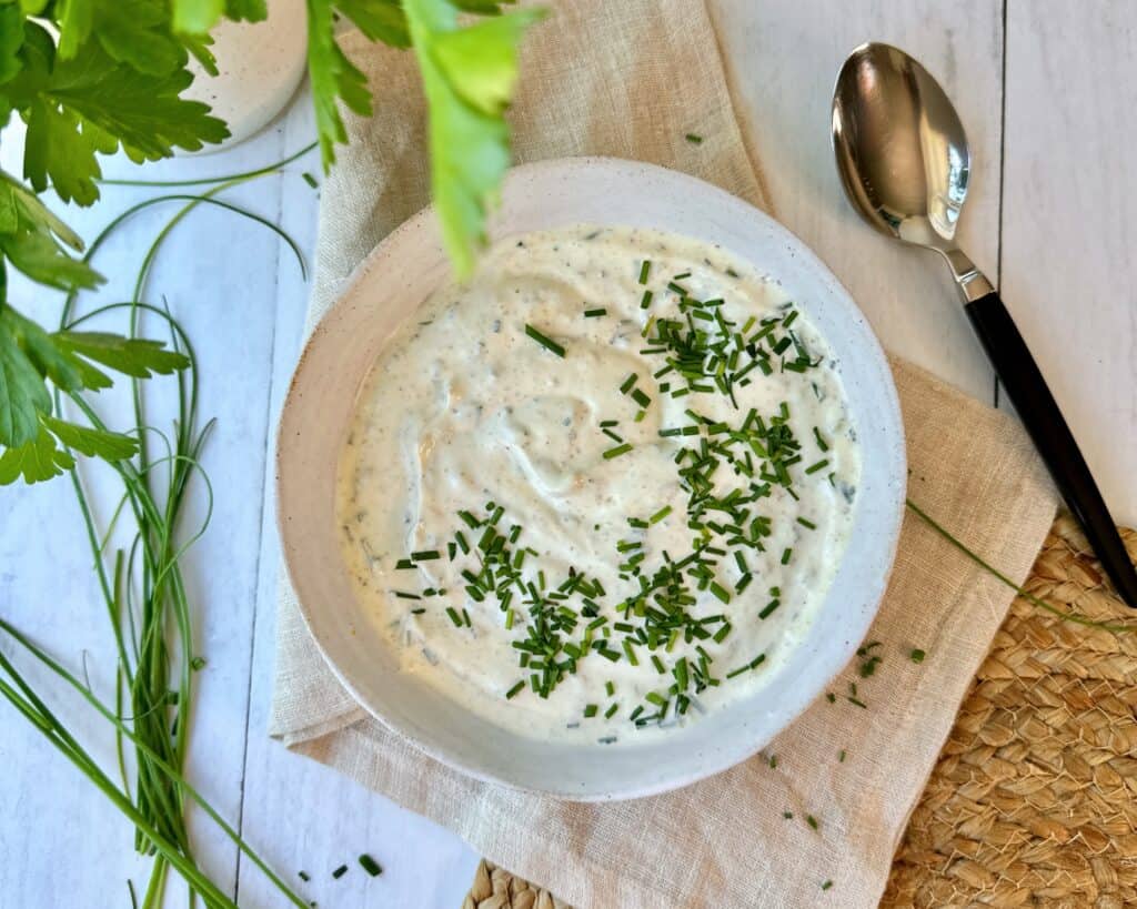 Hjemmelavet creme fraiche dressing med løg og purløg.