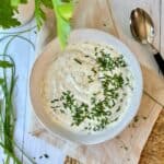 Hjemmelavet creme fraiche dressing med løg og purløg.
